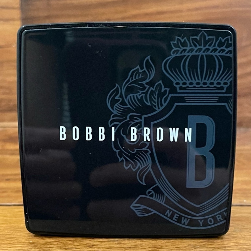 New BOBBI BROWN Sheer Finish Pressed Powder In Golden Brown .31oz/9g.
